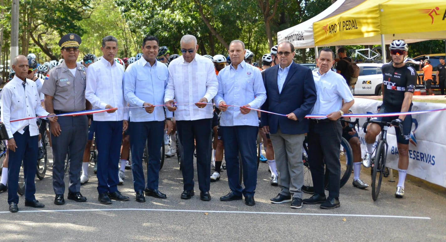 El ministro Administrativo de la Presidencia, Andrés Bautista, acompañado del ministro Deportes, Kelvin Cruz, ejecuta el banderazo de honor para inaugurar el recorrido de la 46 Vuelta Ciclista Internacional 2025.