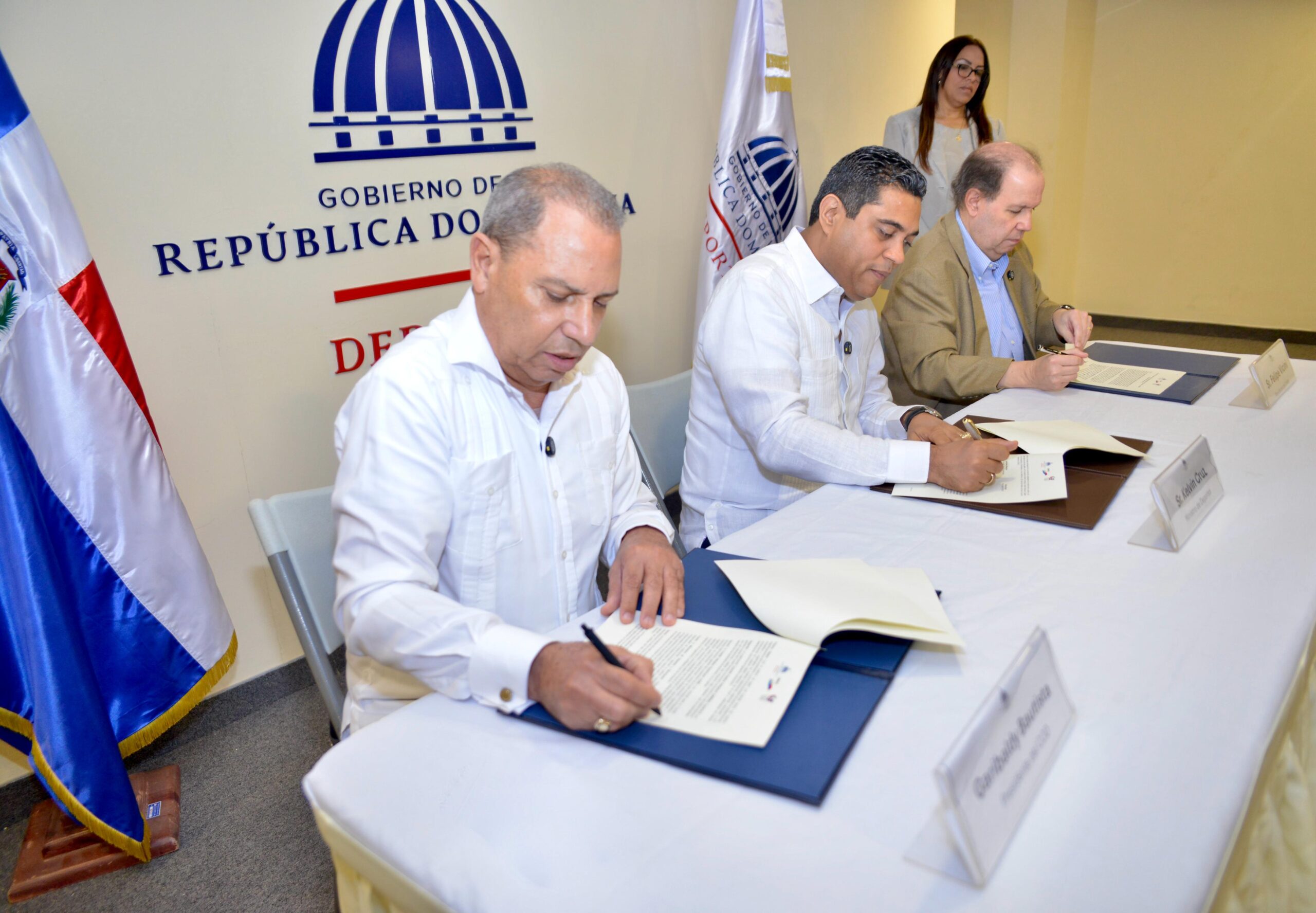 El ministro de Deportes, Kelvin Cruz; el presidente de CRESO, Felipe Vicini y el presidente del COD, Garibaldy Bautista.