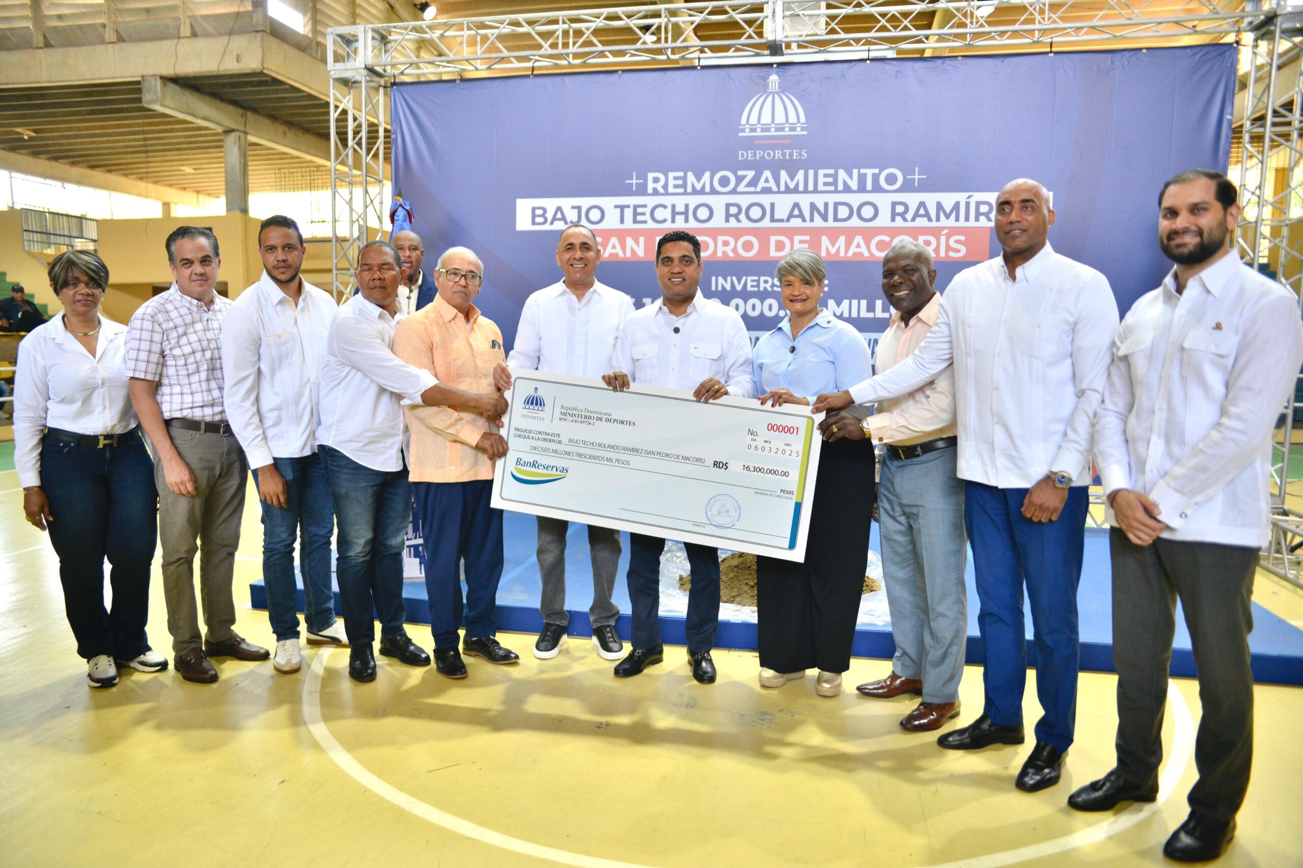 Kelvin Cruz, ministro de Deportes, entrega 16.3 millones para el remozamiento del multiuso Rolando Ramírez en SPM