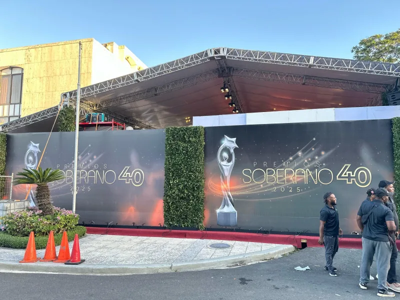 El área frontal del Teatro Nacional se acondiciona para esta noche recibir a los invitados y al público en la gala de Premios Soberano 2025