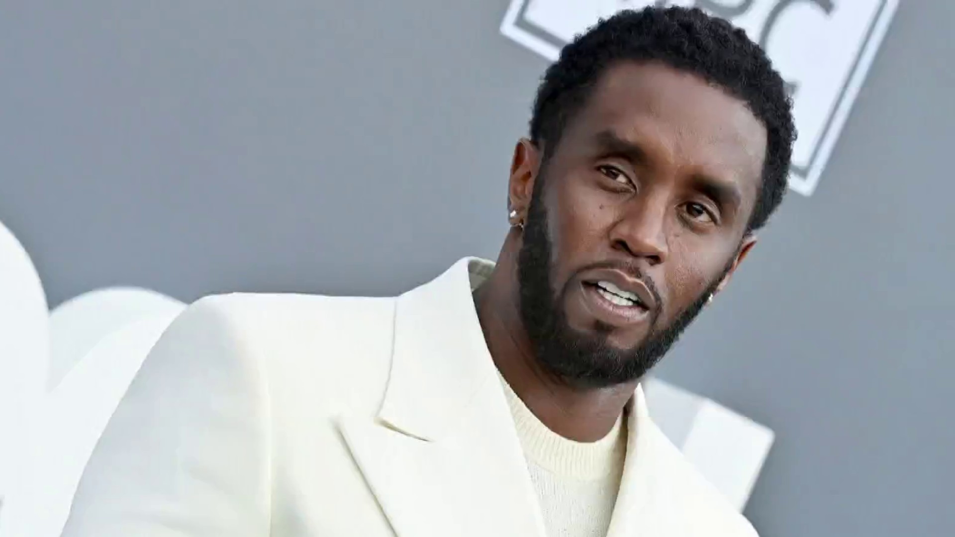 El rapero Sean 'Diddy' Combs fue demandado por tres hombres que lo acusan de haberlos drogado y abusados sexualmente en hoteles de Manhattan y en su casa en East Hampton, Nueva York. Sus abogados rechazan las nuevas acusaciones.