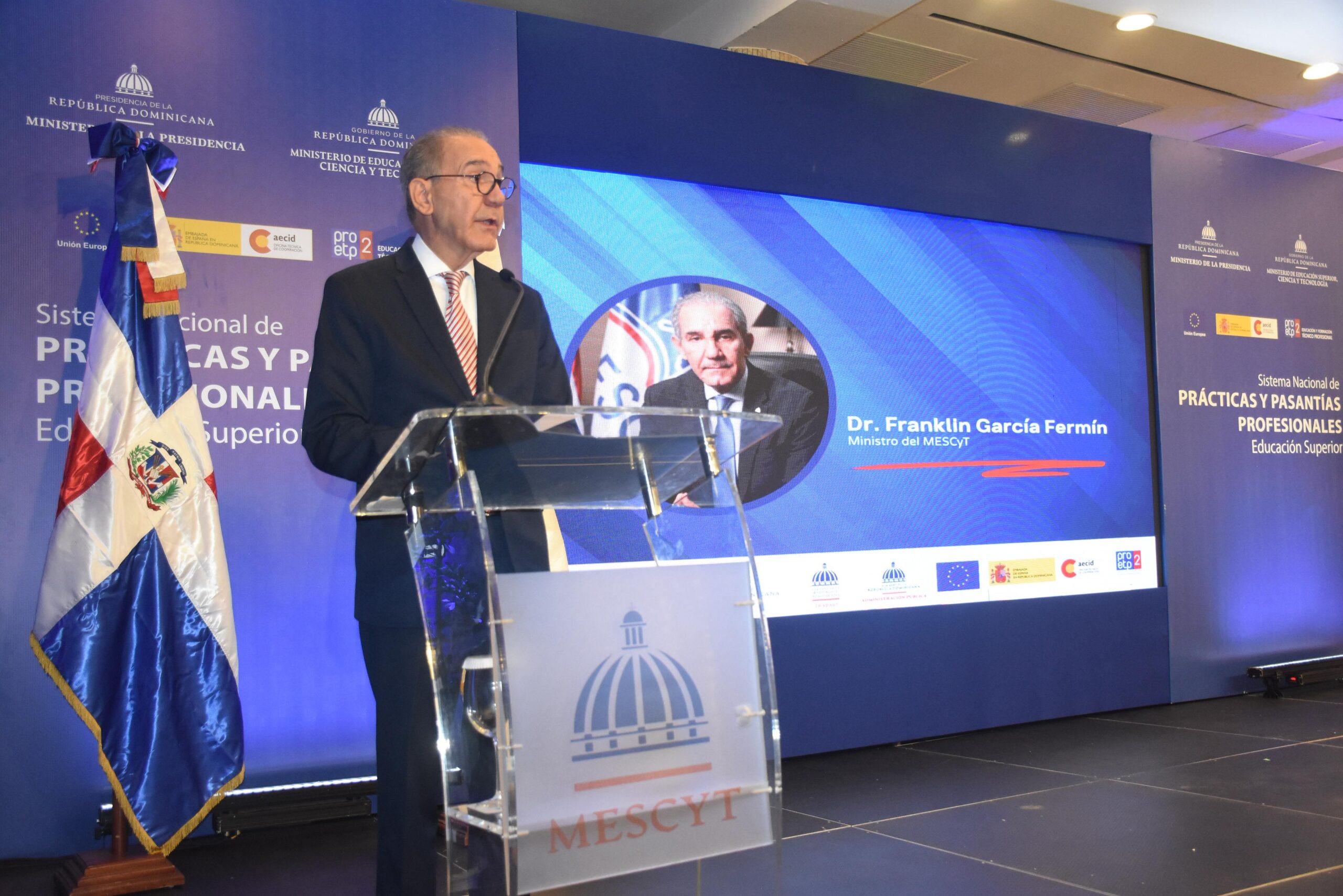 García Fermín, destacó que las prácticas y pasantías profesionales que realizan los estudiantes de las Instituciones de Educación Superior (IES) deben estar reguladas por un marco normativo claro, que defina las relaciones entre los alumnos y los centros de práctica, garantizando una inserción formativa efectiva y en concordancia con las necesidades del mercado laboral.