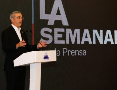 Abinader entrega expediente y promete justicia contra la corrupción.