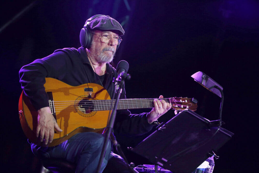 Cuando Silvio Rodríguez, de 78 años, entró en el escenario, el grito de los asistentes superó incluso al sonido de los instrumentos.