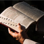 Traductores como Martín Lutero y William Tyndale acercaron la Biblia al pueblo, democratizando el conocimiento.