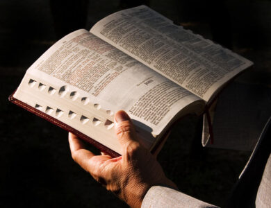 Traductores como Martín Lutero y William Tyndale acercaron la Biblia al pueblo, democratizando el conocimiento.