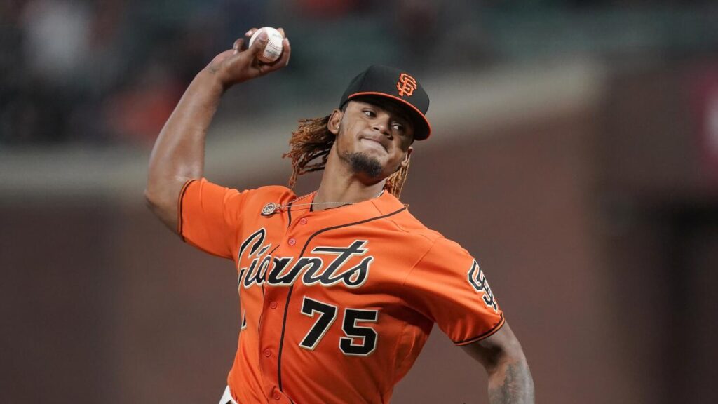 Camilo Doval de los Gigantes de San Francisco contra los Bravos de Atlanta durante un partido de béisbol en San Francisco