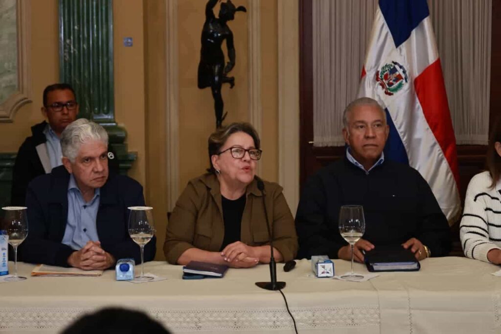 La directora del Instituto Dominicano de Meteorología, Gloria Ceballos, habla durante la reunión con los organismos de socorro para dar seguimiento a la tormenta Melissa. 