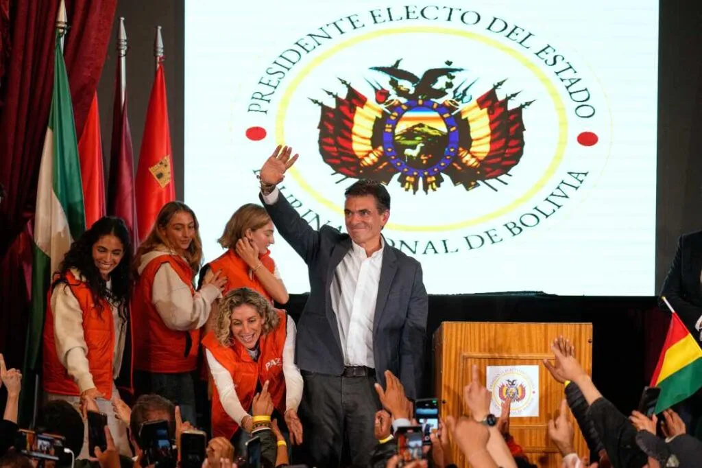 El candidato presidencial Rodrigo Paz saluda a sus partidarios después de que los resultados preliminares lo mostraran como líder en la segunda vuelta de las elecciones presidenciales en La Paz, Bolivia, el domingo 19 de octubre de 2025. (Foto AP//Natacha Pisarenko)