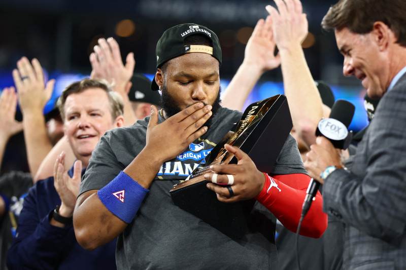 Vladimir Guerrero Jr. #27 de los Toronto Blue Jays observa antes del séptimo juego de la Serie de Campeonato de la Liga Americana