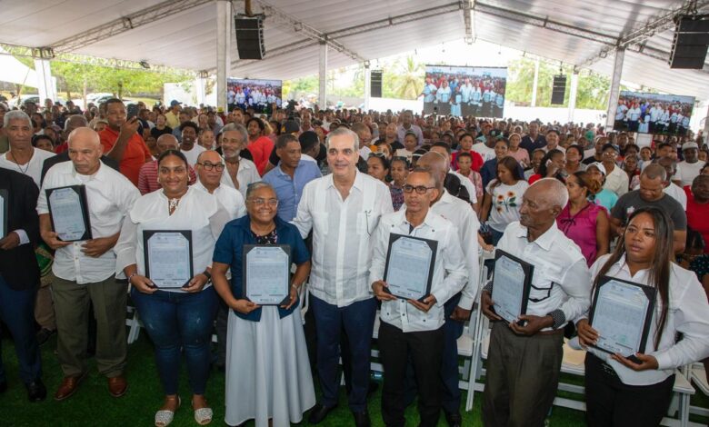 Más de 12 mil dominicanos reciben la seguridad jurídica de sus hogares gracias al Plan Nacional de Titulación.