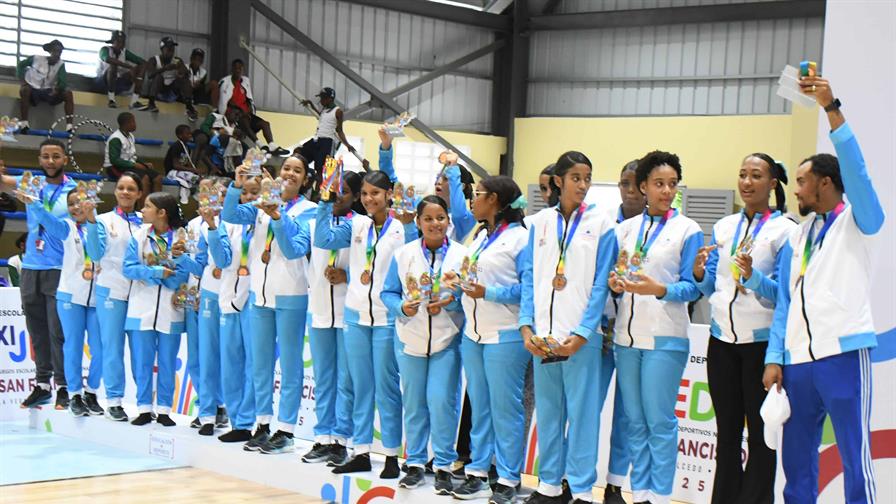 Las atletas de El Valle de gimnasia posan con sus medallas en los Juegos Escolares Deportivos Nacionales 2025.