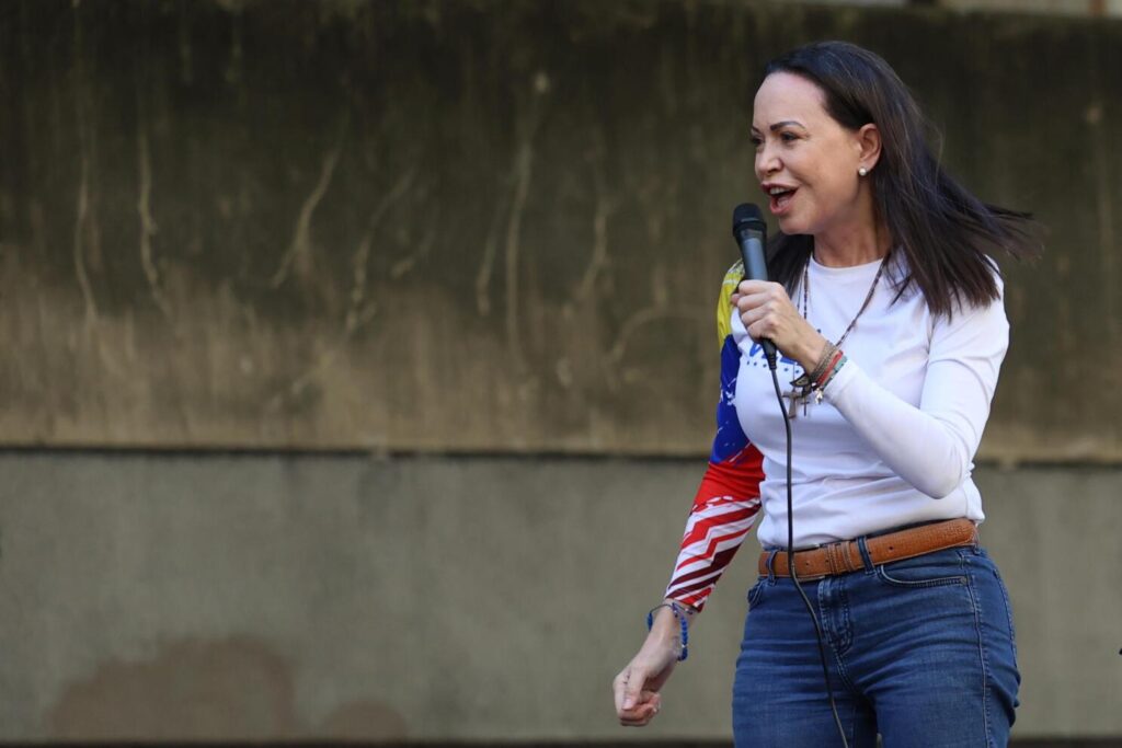 La líder antichavista María Corina Machado pronuncia un discurso este jueves, en una manifestación en Caracas (Venezuela). Machado expresó, cuando salió de la clandestinidad para participar en una protesta en Caracas, que Venezuela "superó el miedo" al estar en las calles para -aseguró- defender el reclamado triunfo de Edmundo González Urrutia en las elecciones del pasado julio, en las que Nicolás Maduro fue proclamado ganador por el organismo comicial. EFE/ Miguel Gutiérrez