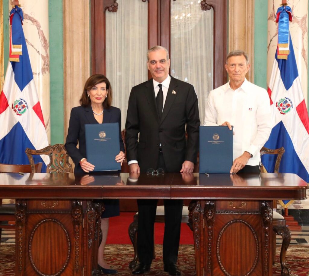El acto contó con la presencia del congresista Adriano Espaillat, el senador Luis Sepúlveda, el cónsul Jesús Vázquez Martínez y el ministro de Educación Superior, Franklin García Fermín.