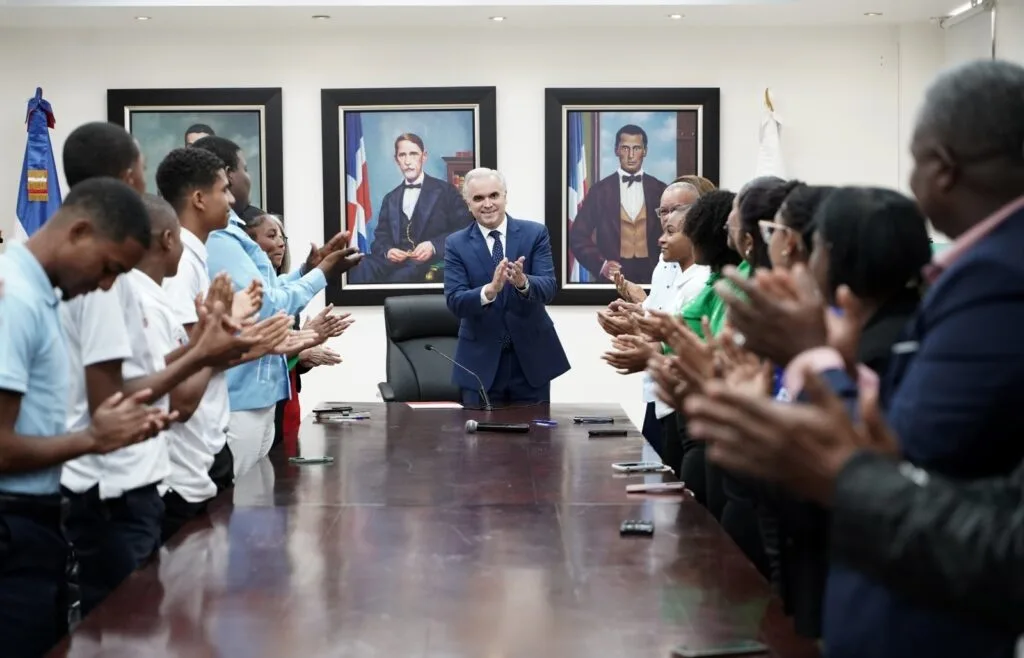 El ministro de Educaión, Decamp, tras compartir con la juventud en su día