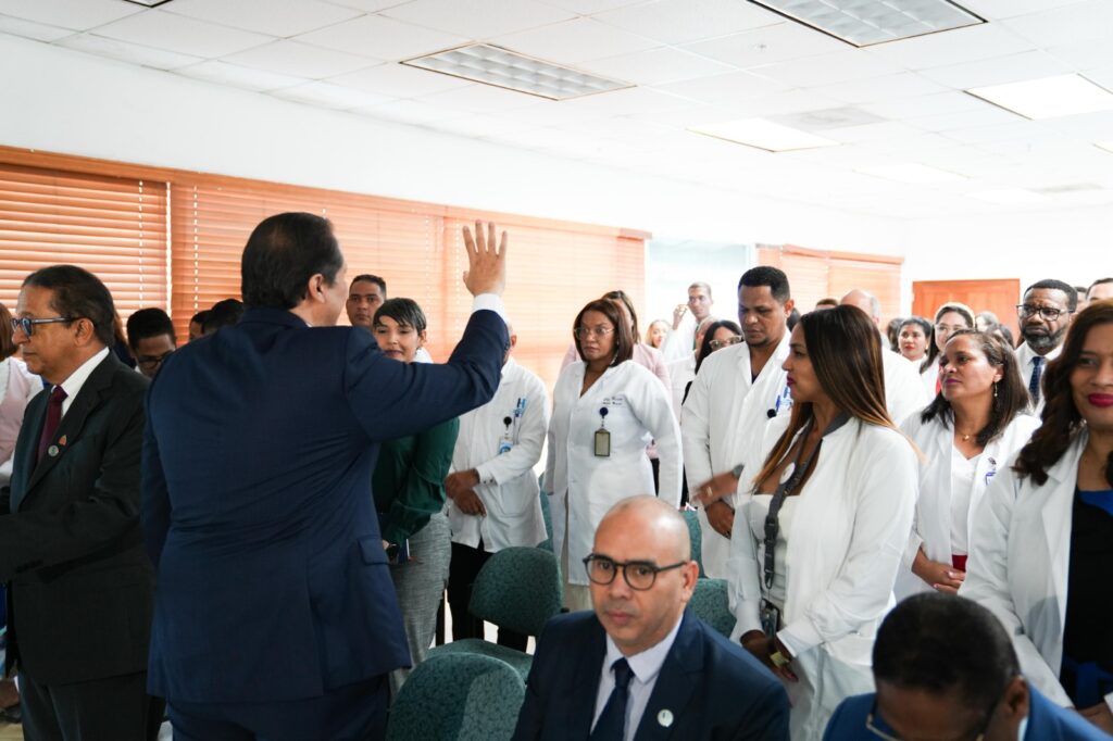 El ministro de Salud Pública y presidente del CNT, Víctor Atallah, tras dejar juramentado al comité gestor de donación de órganos del Ney Arias Lora