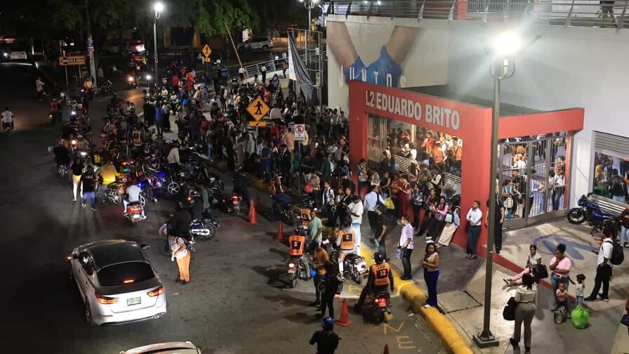 El apagón, afaectó a miles de usuarios del Metro, quines quedaron varados la estación Eduardo Brito esperaban hasta muy entrada la noche.