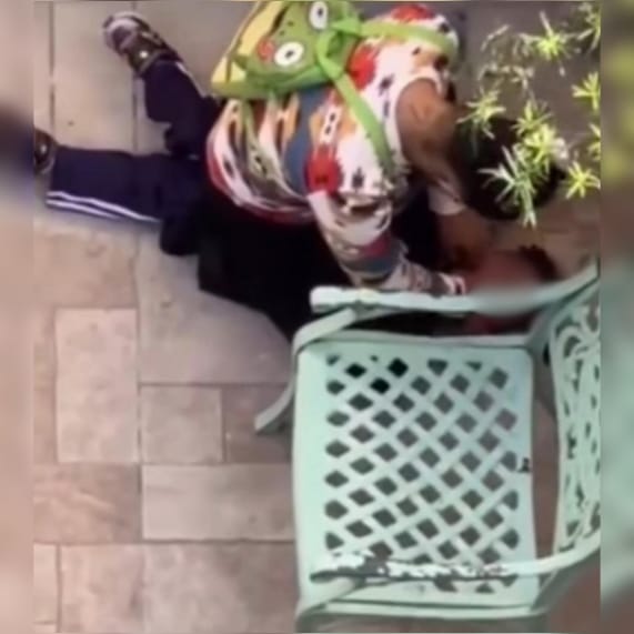 El video evidencia a la mujer, hoy en prisión, cometiendo maltrato contra una niña de dos años.