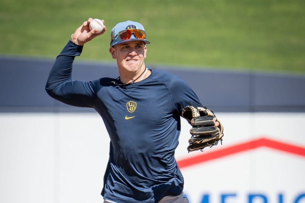 El jugador de cuadro de los Milwaukee Brewers, Cooper Pratt, posa para una foto oficial el 21 de febrero de 2025. (Foto AP/Lindsey Wasson, Archivo)