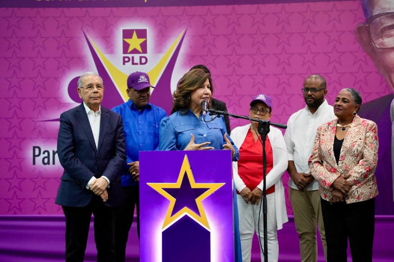 El expresidente, Danilo Medina y exvicepresidente de la República Dominicana, Margarita Cedeño, tras hablar del poco sacrificio del Gobierno ante cientos de dirigentes del PLD