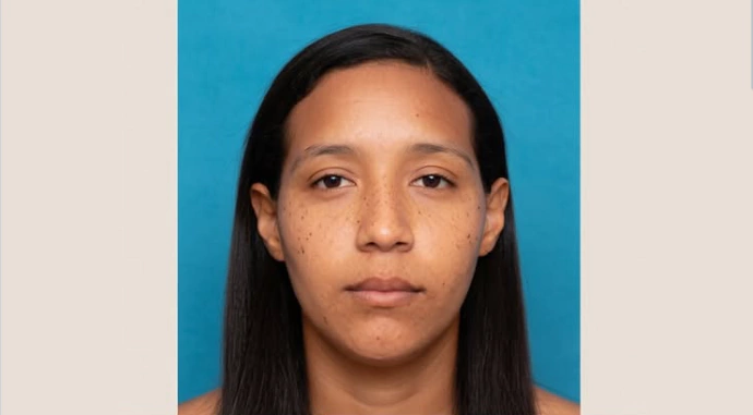 Yamelsy Matos fue arrestada el domingo en la noche, luego de entregarse ante las autoridades en la Unidad de Atención Integral a Víctimas de Violencia de Género, Intrafamiliar y Delitos Sexuales de Santo Domingo Este.