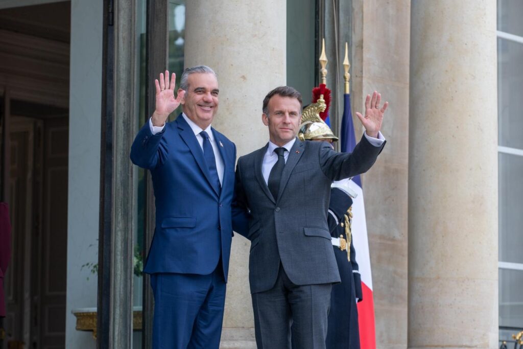 Los presidentes de Francia y República Dominicna, Emmanuel Macron y Luis Abinader, tras recibir el apoyo para financiar el monorriel de Santo Domingo