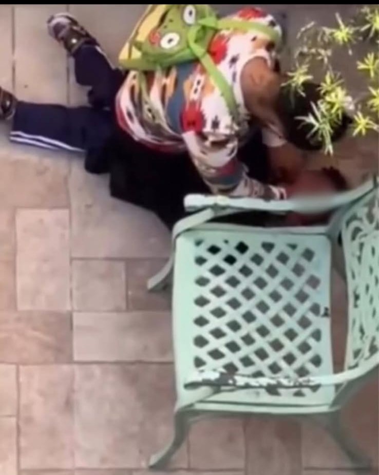 Imagen en la que, se observa la mujer propinando maltrato a la niña