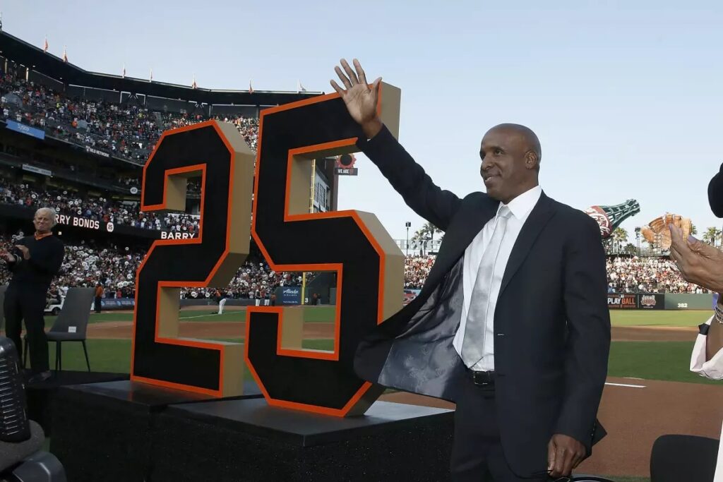 Los Marlins de Miami emplearon a Barry Bonds como entrenador de bateo. Los Gigantes de San Francisco retiraron su número.
