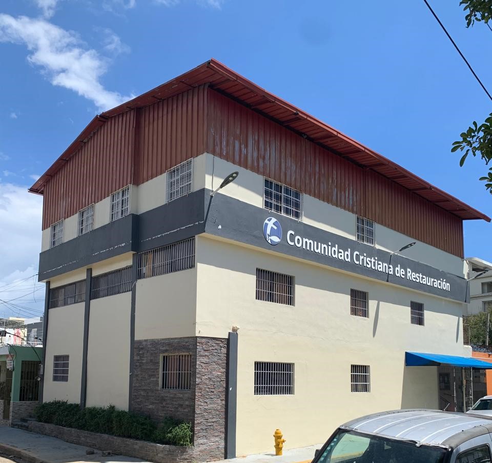 Fachada del CCR, Tras 33 años de trayectoria, la Comunidad Cristiana de Restauración demuestra cómo una pequeña célula de oración puede transformarse en un proyecto integral.
