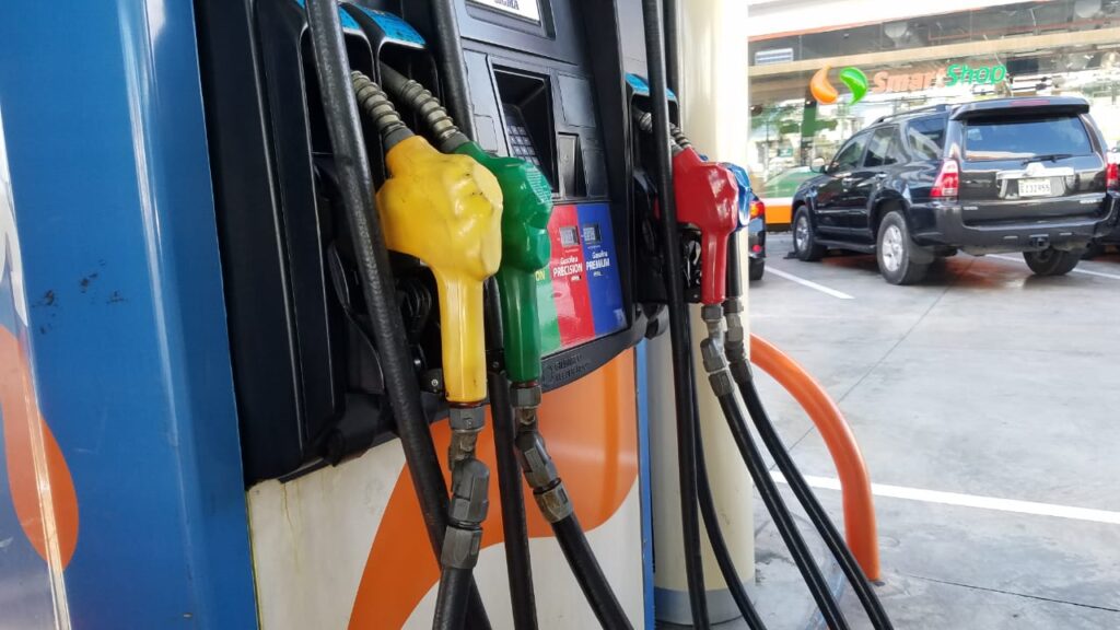 ara reducir el impacto de estas alzas en los combustibles, el Gobierno anunció la aplicación de un subsidio de RD$1,189.8 millones, destinado a evitar que el incremento internacional se traslade completamente a los precios locales.