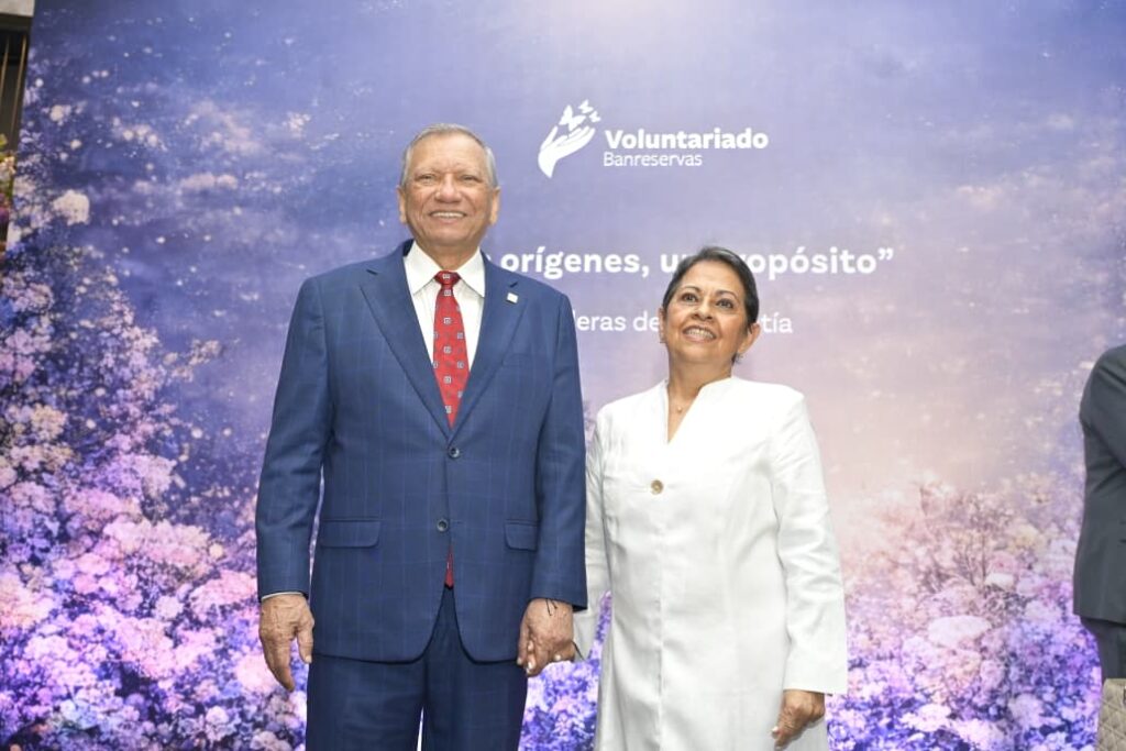 El presidente ejecutivo del Banco de Reservas, doctor Leonardo Aguilera, junto a su esposa Carmen Alicia Quijano de Aguilera, presidenta del Voluntariado Banreservas en el acto conmemorativo del Día Internacional de la Mujer.