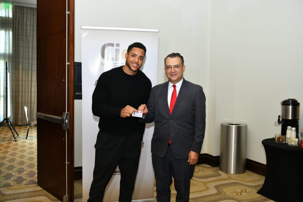 El presidente de la Junta Central Electoral, Román Jaáuez Liranzo, hace entrega de la Nueva cédula de Identidad y Lectoral.