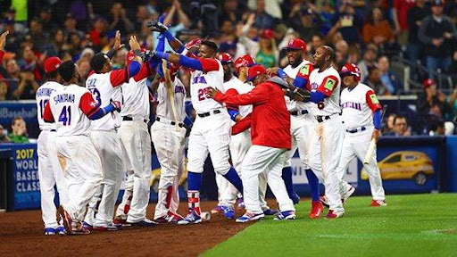 El equipo dominicano celebra la victoría tras vencer a Venezula en un duelo épico