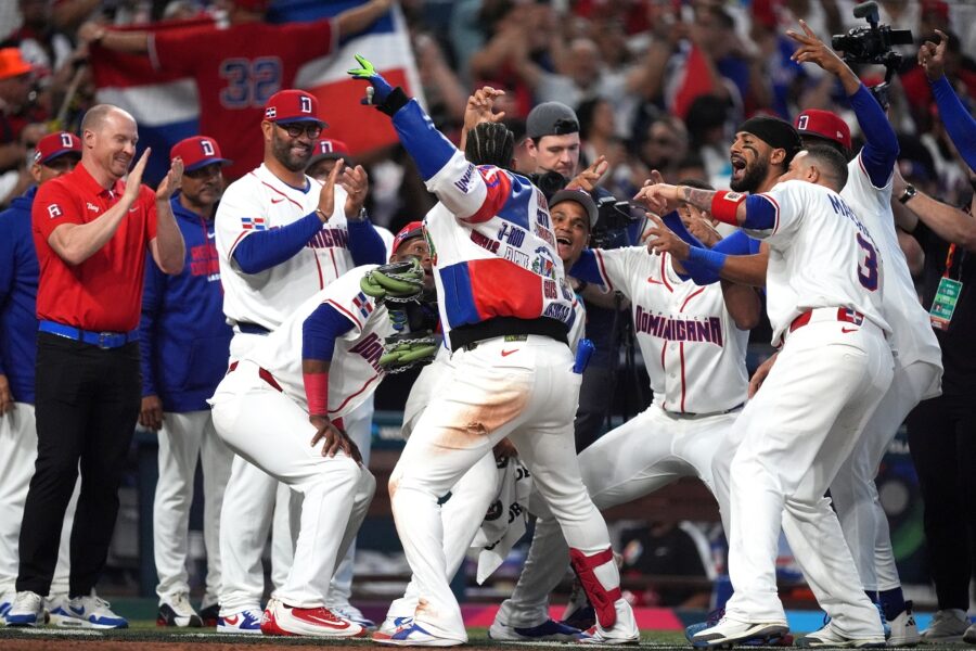 Jugadores y personal de República Dominicana celebran después de que Juan Soto (centro), con chaqueta de celebración, conectara un jonrón de dos carreras para ganar por terminación anticipada en la séptima entrada de un partido del Clásico Mundial de Béisbol contra Holanda, el domingo 8 de marzo de 2026, en Miami. (Foto AP/Rebecca Blackwell)