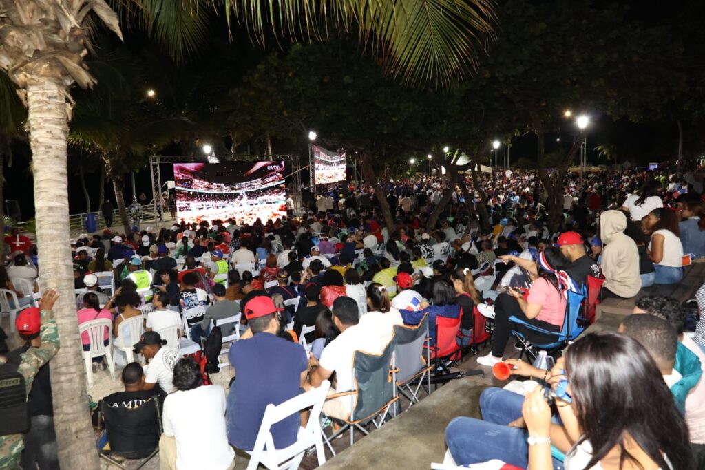 Fanáticos en la Plaza Santo Domingo, difrutan del partido entre Dominicana y Corea