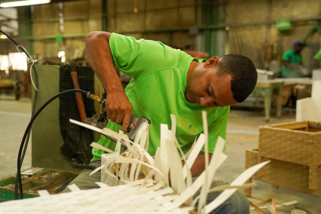 El 58.4% del mercado laboral dominicano se concentró durante el primer trimestre del 2022 principalmente en cuatro sectores: comercio (21.2%), otros servicios (19.0%), industria y zonas francas (9.9%) y construcción (8.3%), de acuerdo con la Encuesta Nacional Continua de Fuerza de Trabajo (ENCFT) realizada por el Banco Central de República Dominicana.