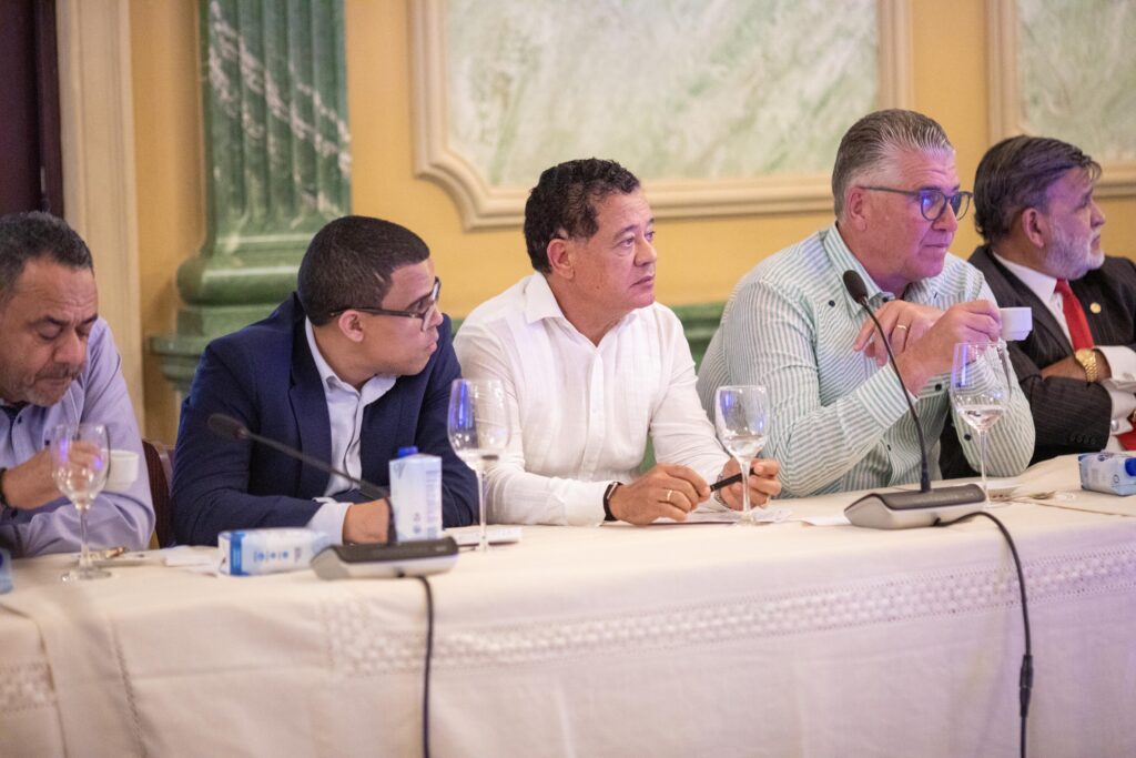 Sector empresarial analiza medidas del Gobierno frente a incremento de precios de alimentos y servicios.