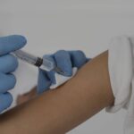 La vacuna del VPH en niñas y niños actúa como escudo protector contra las cepas de VPH que provocan distintos tipos de cáncer y/ o verrugas genitales.