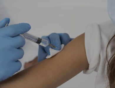 La vacuna del VPH en niñas y niños actúa como escudo protector contra las cepas de VPH que provocan distintos tipos de cáncer y/ o verrugas genitales.