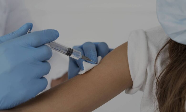 La vacuna del VPH en niñas y niños actúa como escudo protector contra las cepas de VPH que provocan distintos tipos de cáncer y/ o verrugas genitales.