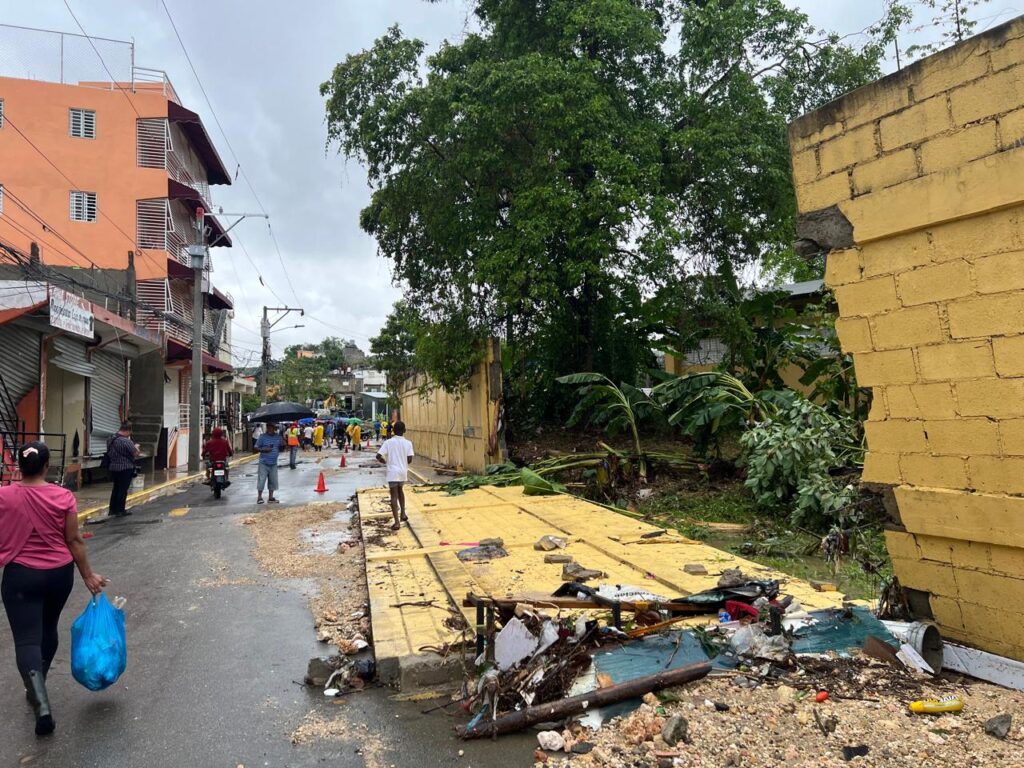 Las fuertes lluvias que afectan a República Dominicana provocaron el derrumbe de una pared