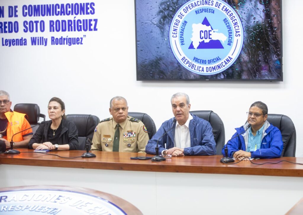 El presidente Luis Abinader declaró el estado de emergencia regional para cinco provincias y el Distrito Nacional como consecuencia de los daños y afectaciones causados por la vaguada asociada a un sistema de baja presión.