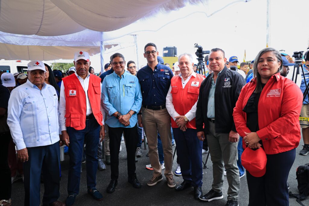 El director general del SNS, Julio Ladrón, junto a las autoridades del Oporeativo Semana Santa 2026