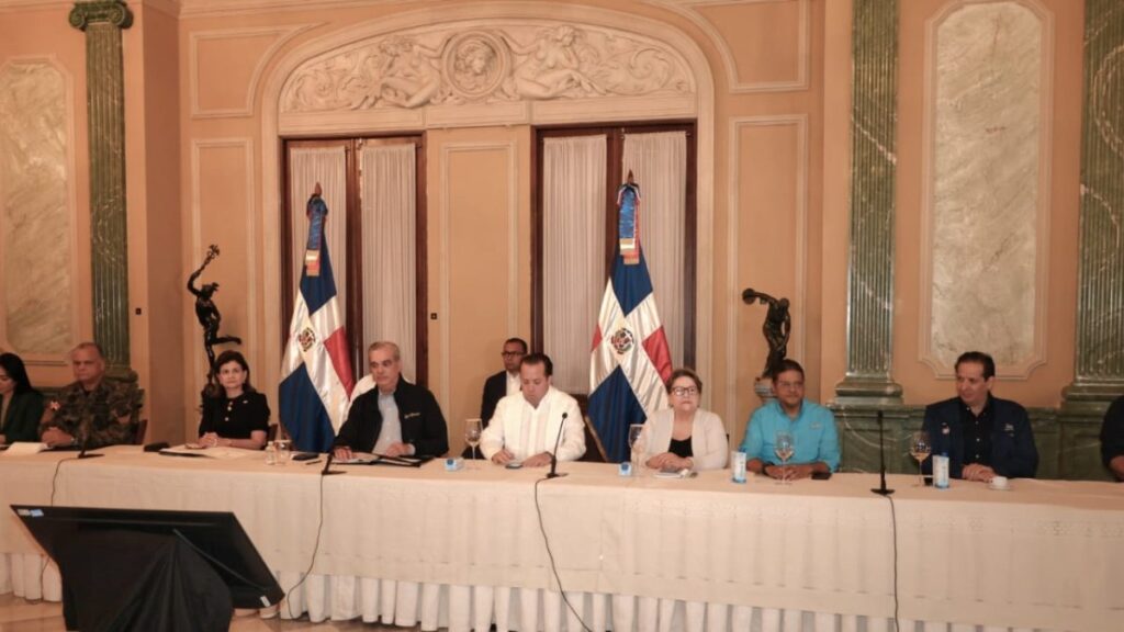 Abinader ordena a funcionarios reforzar la vigilancia y priorizar la protección de vidas ante las lluvias.