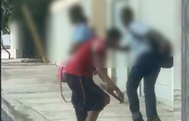 Momento en que, el niño con arma blanca, ataca a otro niño de centro escolar.