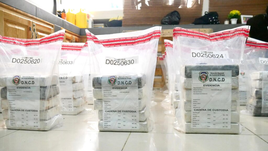 La interdicción se produjo en las costas del municipio de Baní durante un amplio despliegue de unidades aéreas, marítimas y terrestres, y posteriormente, la incautación de la cocaína.