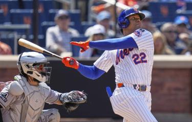 Juan Soto celebra luego de conectar el primer jonrón abriendo un partido en toda su carrera en las Grandes Ligas durante el triunfo de los Mets sobre Colorado.