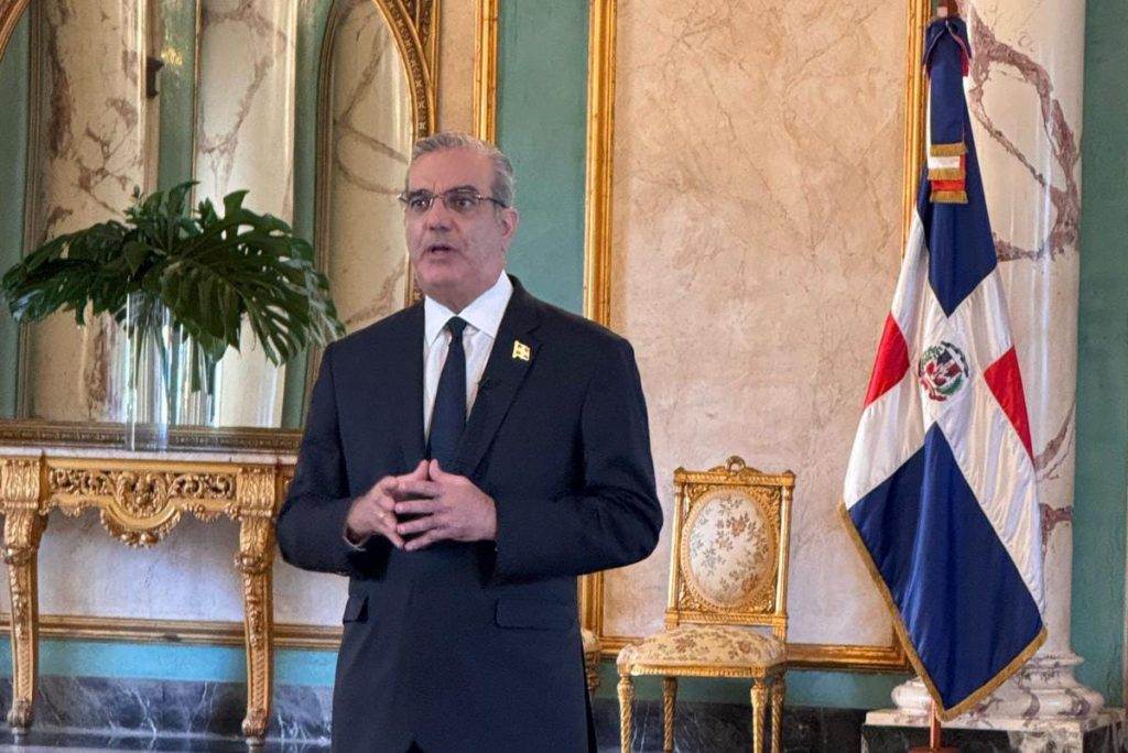 El presidente de la República, Luis Abinader, emitió este jueves el decreto 309-26 que crea la Comisión Ejecutiva para la Transformación Educativa