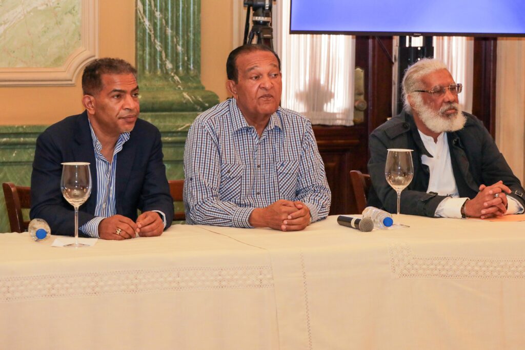 Durante el encuentro con choferes y transportistas, el Gobierno reafirmó su intención de evitar que la crisis internacional provoque aumentos en el pasaje.