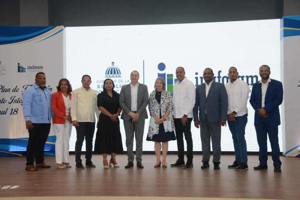 Autoridades del Ministerio de Educación de la República Dominicana , Inafocam e Ideice durante el lanzamiento del Plan de Formación y Acompañamiento Integral de la Regional 18, dirigido a fortalecer la calidad educativa en Bahoruco e Independencia.